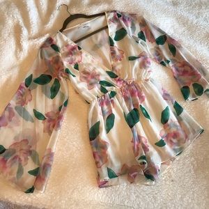 Flare sleeve floral romper